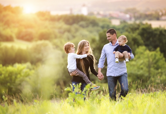 rodina s deťmi v prírode - Zvýšenie daňového bonusu na deti na 2 000 eur - vratmidan.sk